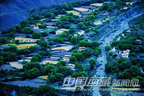 昌都地區(qū)耕地分散零碎,，只適合個體家庭經(jīng)營，所以沒有形成衛(wèi)藏常見的莊園經(jīng)濟,。,。