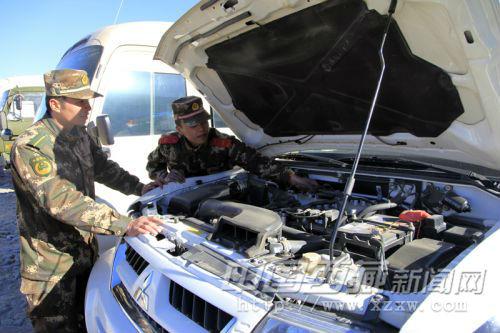 圖為官兵正在檢查維護(hù)車輛