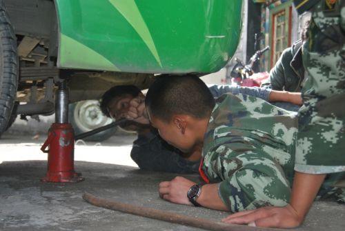 圖為官兵與車主一起更換備胎