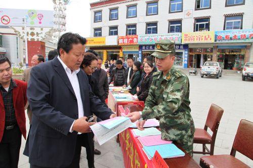 圖為林芝地區(qū)旺堆專員親臨宣傳點檢查指導工作