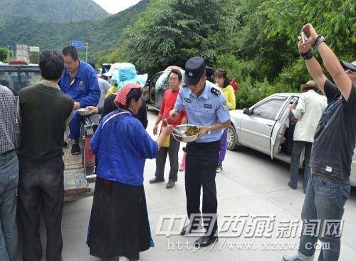 民警為司乘人員提供周到服務