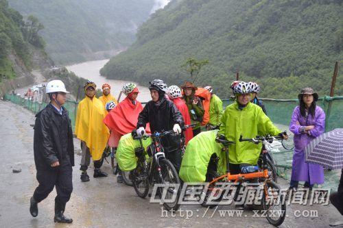 通麥二級公安檢查站站長黃炳勇（左一）在轄區(qū)重點路段檢查