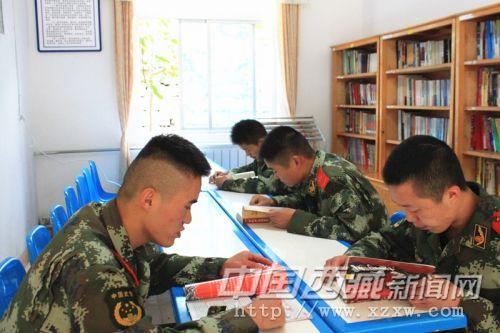 圖為官兵在閑暇時間在圖書室觀看紅色書籍