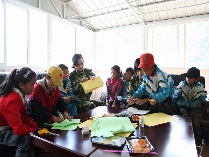 圖為西藏林芝南伊邊防派出所女警官們與中心小學(xué)的學(xué)生一起做禮物.jpg