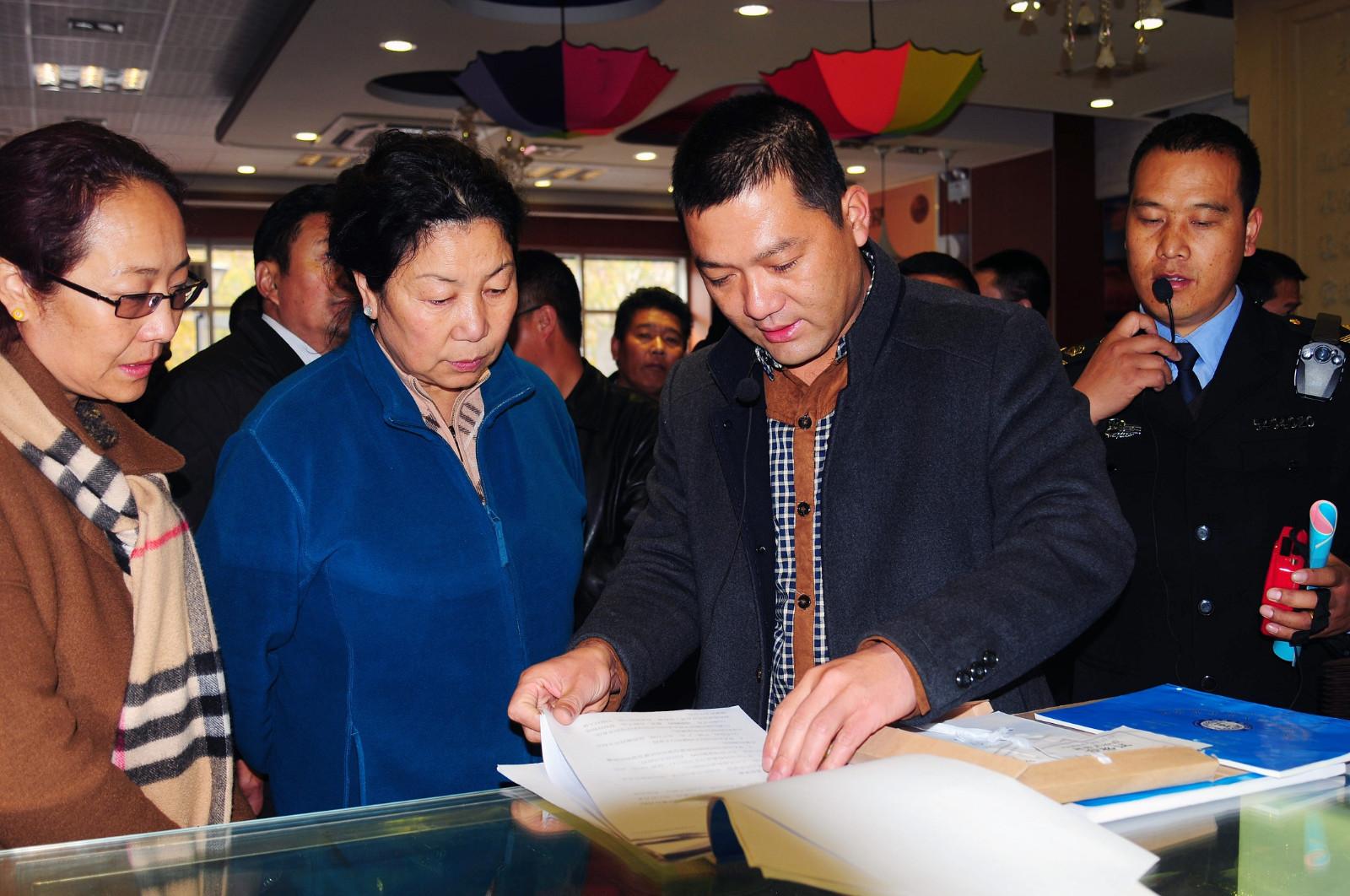 03自治區(qū)政府副主席德吉一行在明廚亮灶餐廳檢查食品安全情況,。.JPG