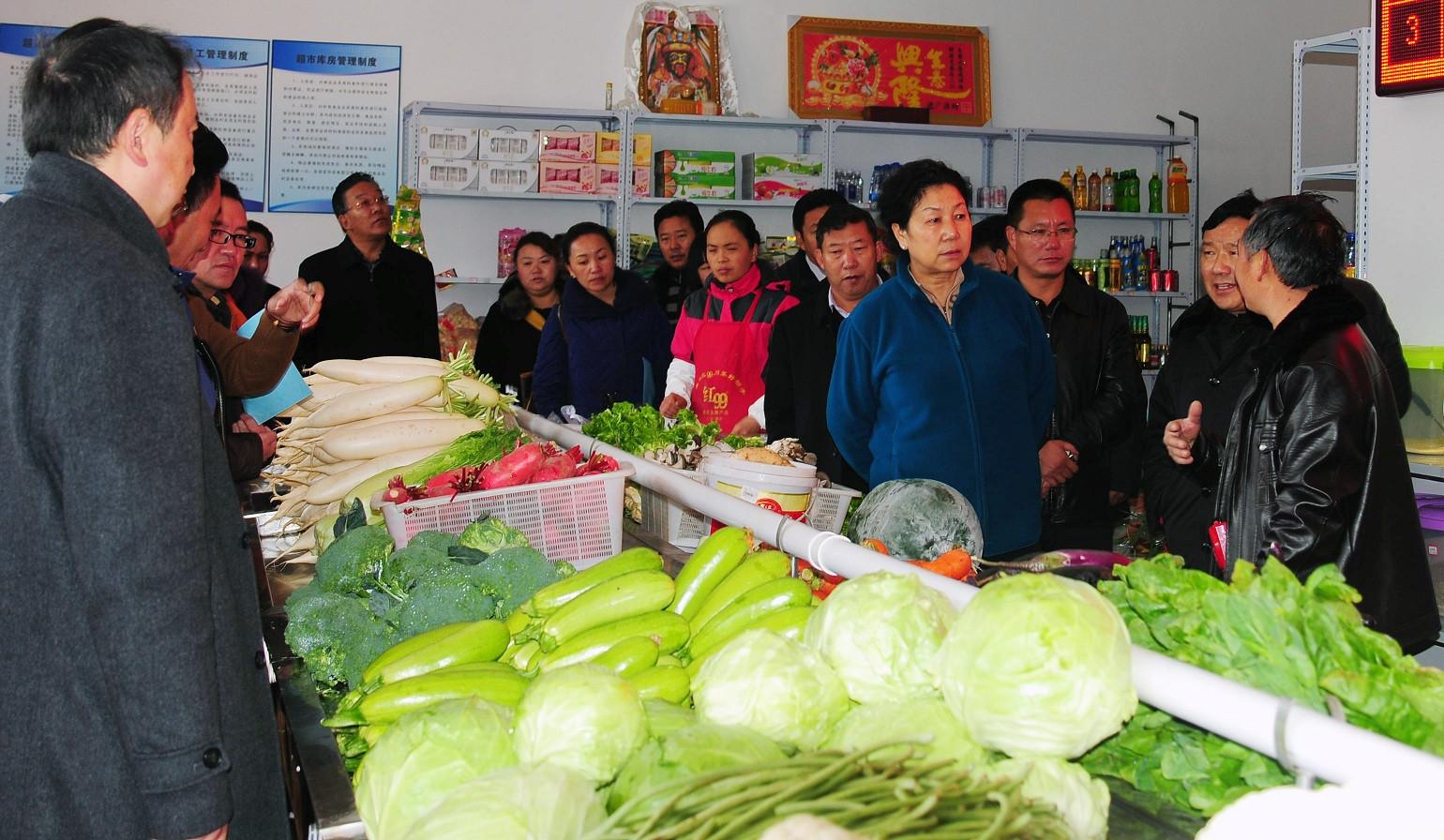 02自治區(qū)政府副主席德吉在林芝市菜籃子工程惠民直銷店檢查食品安全,。.JPG