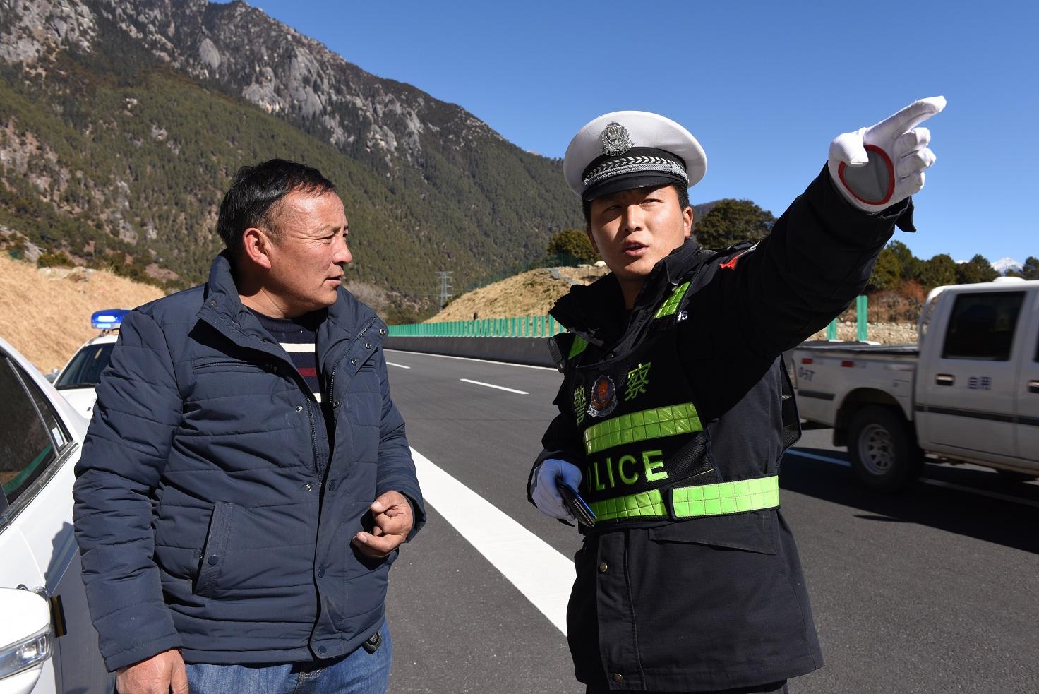 圖為高速交警為駕駛員指路,。.JPG