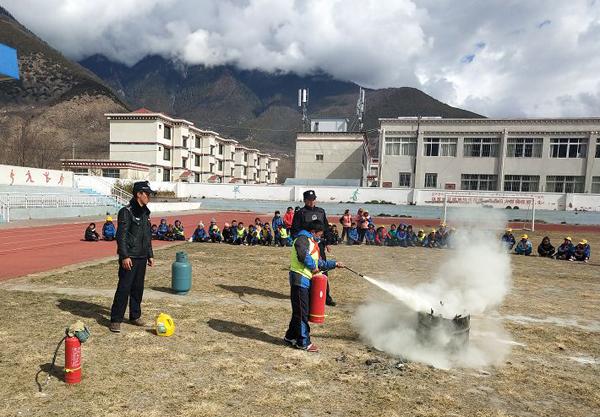 圖為林芝市巴宜區(qū)公安局民警深入校園開展消防知識(shí)宣教活動(dòng).jpg