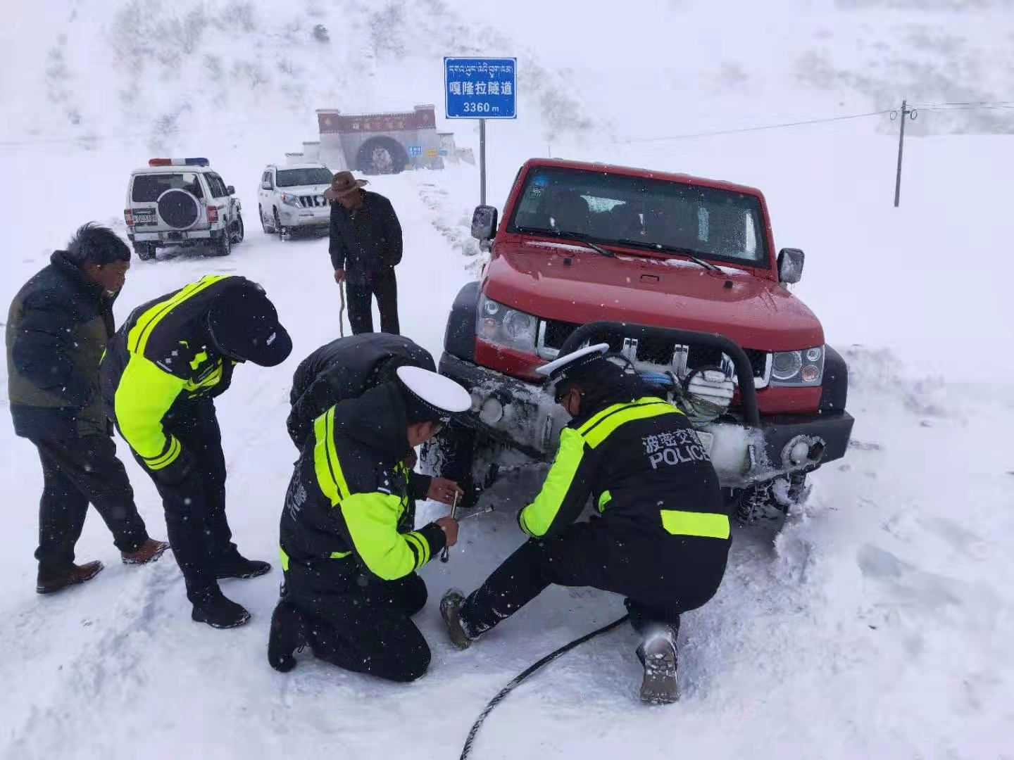 圖為民警救助受困車輛.jpg