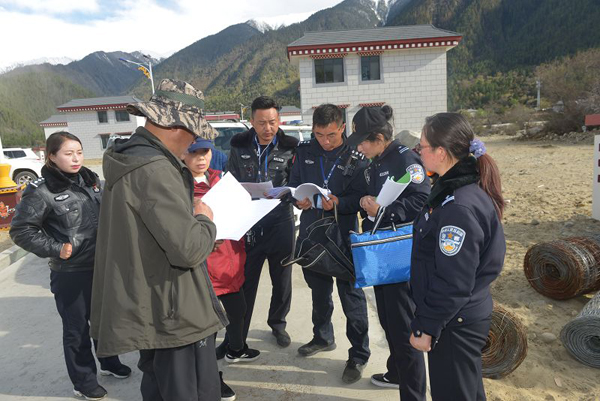 圖為：林芝巴宜區(qū)公安局黨委班子古都,、唐瓊?cè)A同志前往易地扶貧搬遷點(diǎn)開(kāi)展相關(guān)工作.jpg