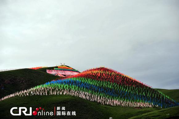 高原上的五彩經(jīng)幡,，遠遠看去仿佛天上的彩虹落在人間 特約攝影師：李滬