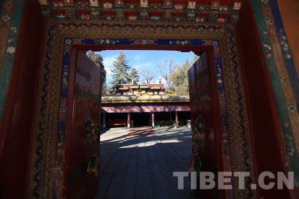 格桑頗章，是羅布林卡最早的宮殿之一,。是七世達(dá)賴?yán)镉诠?755年興建,。
