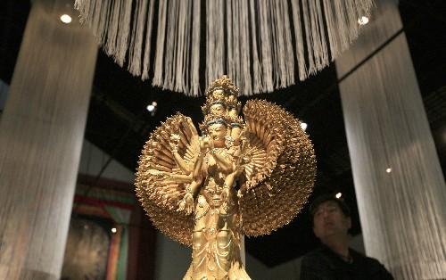 7月11日,，在日本北海道近代美術(shù)館舉行的“圣地西藏珍寶展”上,，觀眾觀看國家一級文物——十一面千手千眼觀音菩薩像。當天,，介紹西藏文化藝術(shù)的“圣地西藏珍寶展”在北海道首府札幌開幕,。展覽展出了中國西藏自治區(qū)博物館和布達拉宮等地珍藏的123件珍貴文物，其中包括36件國家一級文物,。札幌的展出將持續(xù)到8月23日,，之后還將在東京、大阪和仙臺進行巡回展出,。 新華社記者任正來攝