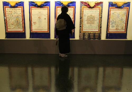 7月11日,，觀眾在日本北海道近代美術(shù)館舉行的“圣地西藏珍寶展”上觀看關(guān)于醫(yī)學的唐卡。當天,，介紹西藏文化藝術(shù)的“圣地西藏珍寶展”在北海道首府札幌開幕,。展覽展出了中國西藏自治區(qū)博物館和布達拉宮等地珍藏的123件珍貴文物，其中包括36件國家一級文物,。札幌的展出將持續(xù)到8月23日,，之后還將在東京、大阪和仙臺進行巡回展出。 新華社記者任正來攝