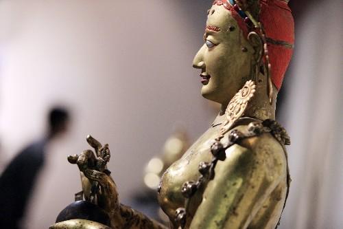 7月11日,，觀眾在日本北海道近代美術(shù)館舉行的“圣地西藏珍寶展”上觀看佛像。當天,，介紹西藏文化藝術(shù)的“圣地西藏珍寶展”在北海道首府札幌開幕,。展覽展出了中國西藏自治區(qū)博物館和布達拉宮等地珍藏的123件珍貴文物，其中包括36件國家一級文物,。札幌的展出將持續(xù)到8月23日,，之后還將在東京、大阪和仙臺進行巡回展出,。 新華社記者任正來攝