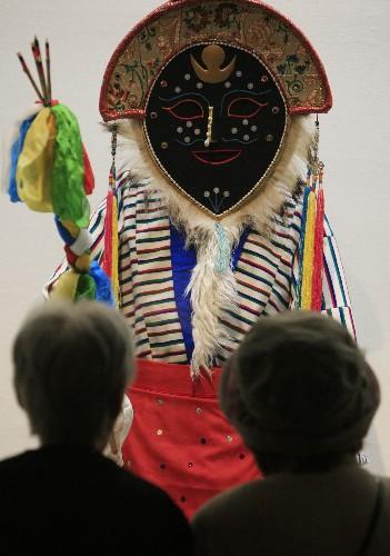 7月11日,，觀眾在日本北海道近代美術(shù)館舉行的“圣地西藏珍寶展”上觀看展品,。當天，介紹西藏文化藝術(shù)的“圣地西藏珍寶展”在北海道首府札幌開幕,。展覽展出了中國西藏自治區(qū)博物館和布達拉宮等地珍藏的123件珍貴文物,，其中包括36件國家一級文物。札幌的展出將持續(xù)到8月23日,，之后還將在東京,、大阪和仙臺進行巡回展出。 新華社記者任正來攝