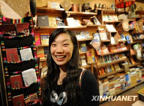 一名來(lái)自廈門的游客在古修哪書坊中（6月28日攝）,。在拉薩老城區(qū)八廓街上鱗次櫛比的商鋪,、酒吧和餐吧之中,，有一間名叫“古修哪”（藏語(yǔ)意為：請(qǐng)進(jìn)來(lái)坐）的書坊格外引人注目，書坊內(nèi)出售有涉及西藏文化,、旅游等內(nèi)容的文字圖書上千種,，已成為不少國(guó)內(nèi)外進(jìn)藏游客的必去之地。新華社記者 覺(jué)果 攝