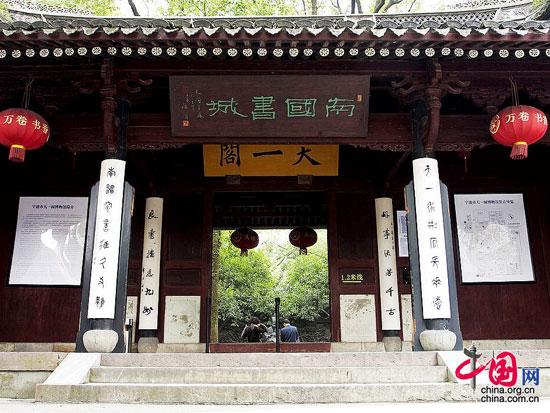 天一閣是中國現(xiàn)存最早的私家藏書樓,，據(jù)記載也是麻將的創(chuàng)始人清朝時的“甬上聞人”陳魚門，甬是寧波的簡稱,，所以這位陳氏先祖是寧波人,。陳氏支祠就是陳家的祠堂，所以才將麻將起源陳列館建在這里,。
