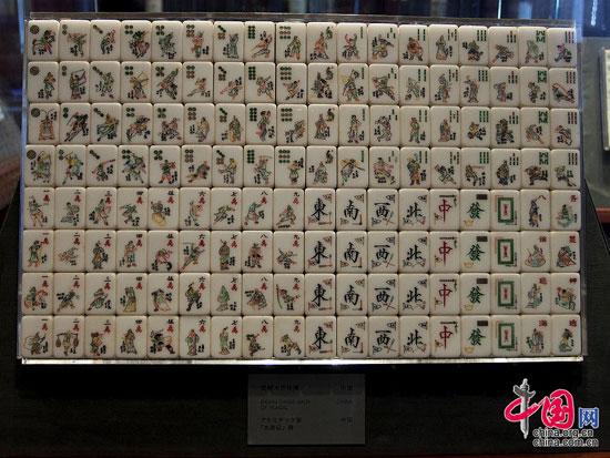 水滸葉子后期牌的張數(shù)與馬吊牌張數(shù)一致,，梁山108條好漢剛好與筒條萬三門牌的張數(shù)一樣多。這是中國唯一一副手工制作的108條好漢麻將,！李中華攝影