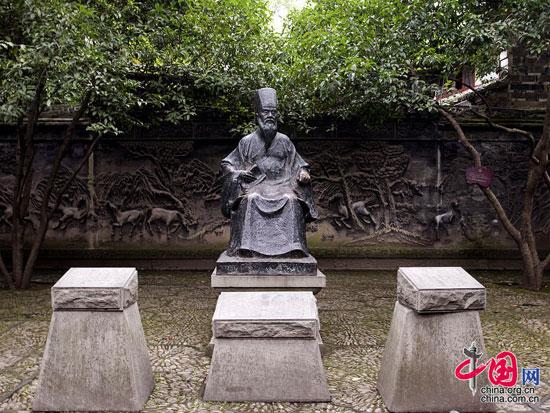 陳魚門“廣交游,，琴酒無虛日”,，極喜玩耍，精熟紙牌,。他因深感紙牌有諸多不便,，于同治三年(1846)改為竹骨，繼承碰和牌中的萬,、索,、筒，共108張,，易紅花為綠發(fā),，白花為白板，老千為紅中,，名“三箭”,，各4張，各4張,，共12張,，增“東、南,、西,、北”四風(fēng)，各4張,，共16張,。由此形成了當(dāng)時流行的136張一副的麻將。李中華攝影