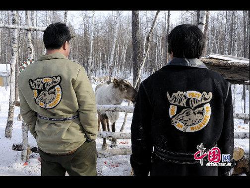 鄂溫克人喜歡鹿,，就連衣服背后的圖案都是可愛的馴鹿,。天高攝影