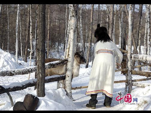 每次出入都要用木頭把門插上，防止馴鹿進(jìn)到院子里,。天高攝影