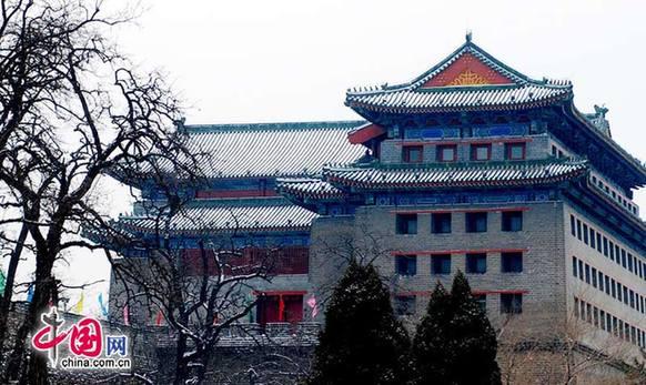 2011年2月10日的這場(chǎng)雪，是北京近60年來(lái)當(dāng)年冬季最“晚來(lái)”的雪,，大家對(duì)這場(chǎng)雪期盼已久,。 圖為北京美麗雪景之老城墻 (YIPIN攝影報(bào)道）