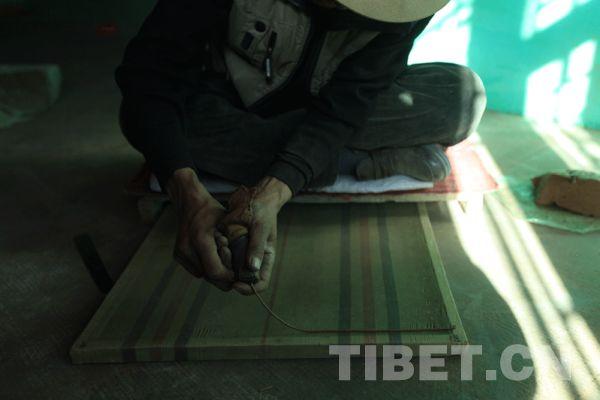 頓珠從牛角里擠出藏香泥,，開始塑形