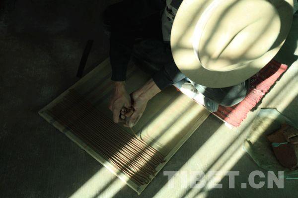 頓珠小心翼翼,，將一條條藏香塑在模板上