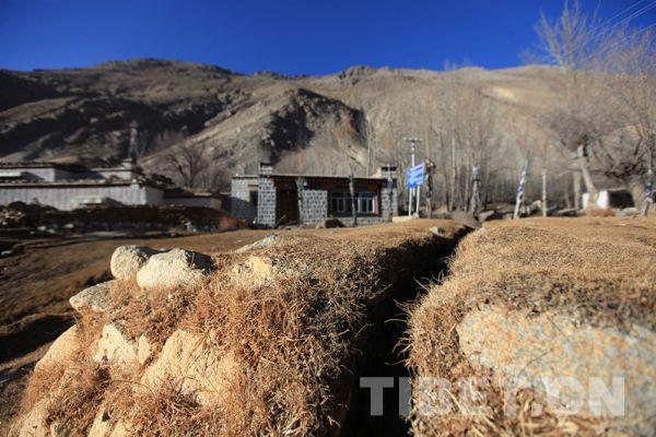 活水從這個溝里向下流,，帶動下面的水車轉(zhuǎn)動，將插在上面的木段打磨成木泥