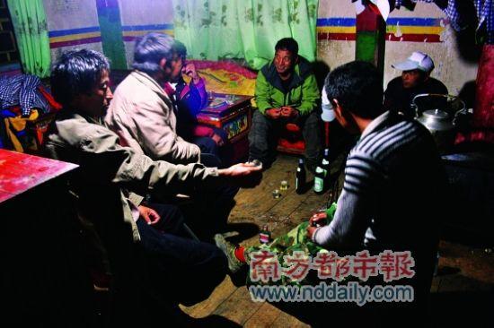 在次仁家的火爐邊烤火，喝拉薩啤酒和紅星二鍋頭,，愜意非常,。