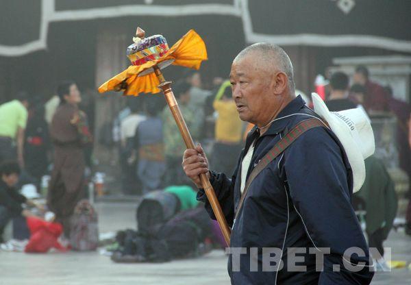 6月15日清晨,，一位藏族老人在大昭寺前轉(zhuǎn)經(jīng)