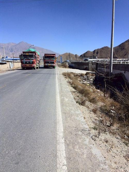 僅能容兩輛貨車的山路