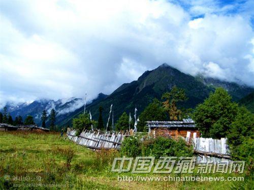 新措湖畔旁迷人景致,。