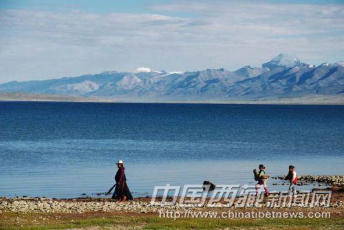 暢游在瑪旁雍措湖邊,。