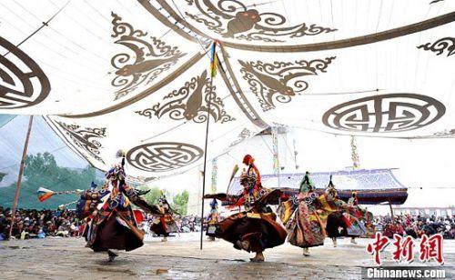 西藏山南地區(qū)桑耶寺僧人表演神舞,。（李林/攝）