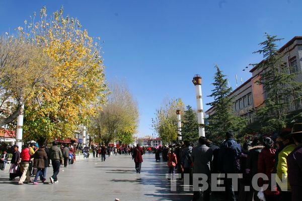 信教群眾為進大昭寺繞著八廓街排起了長隊