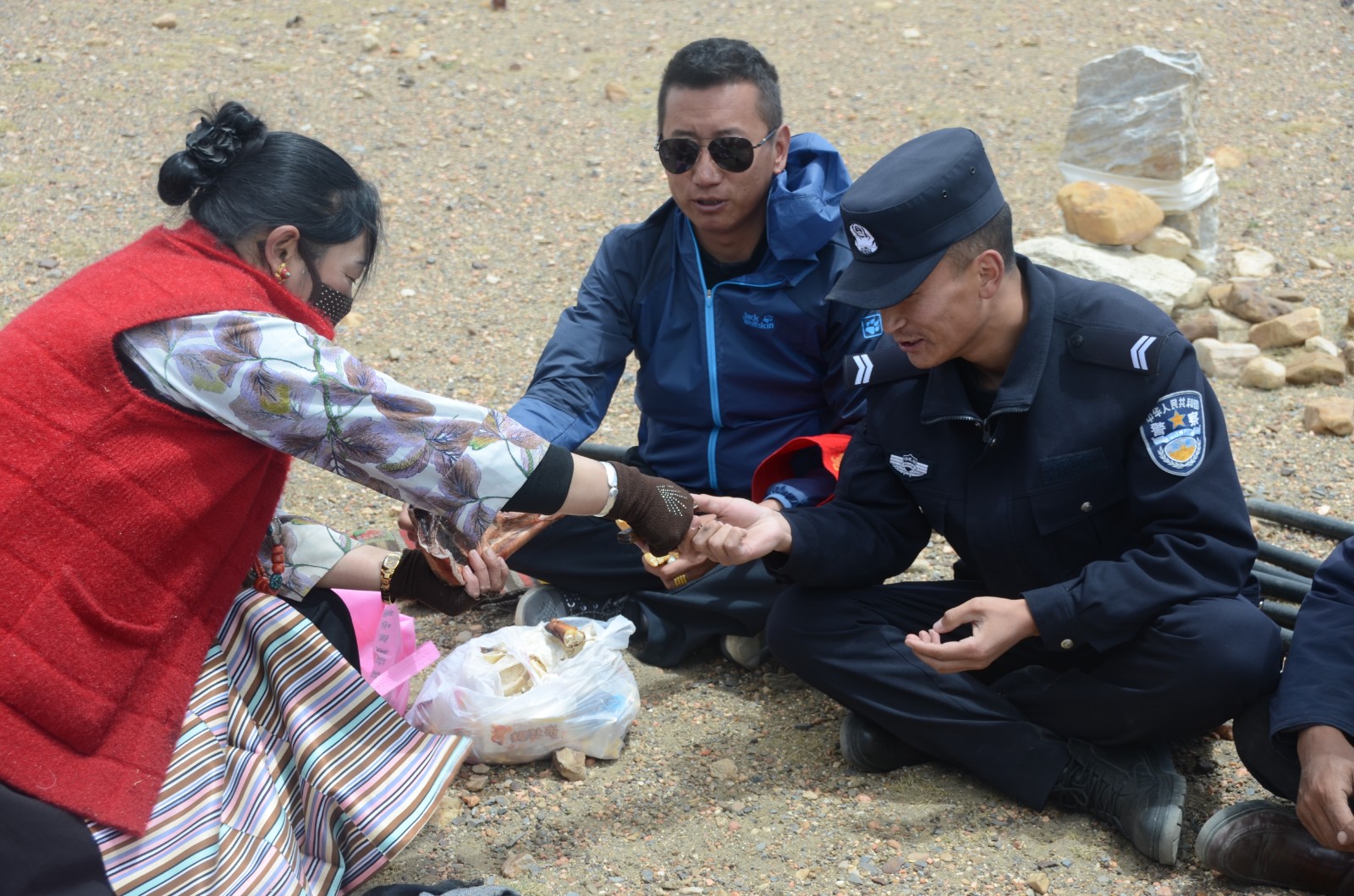 崗巴縣吉如村巡邊路上軍民一起休息吃飯.JPG