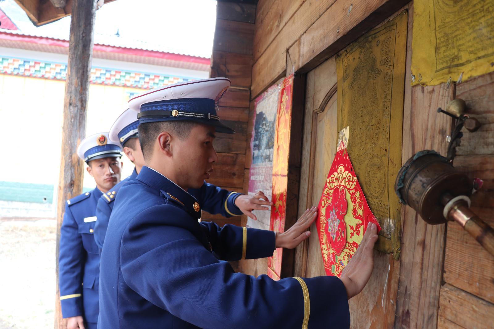 圖為班長(zhǎng)趙森名為家里張貼對(duì)聯(lián).JPG