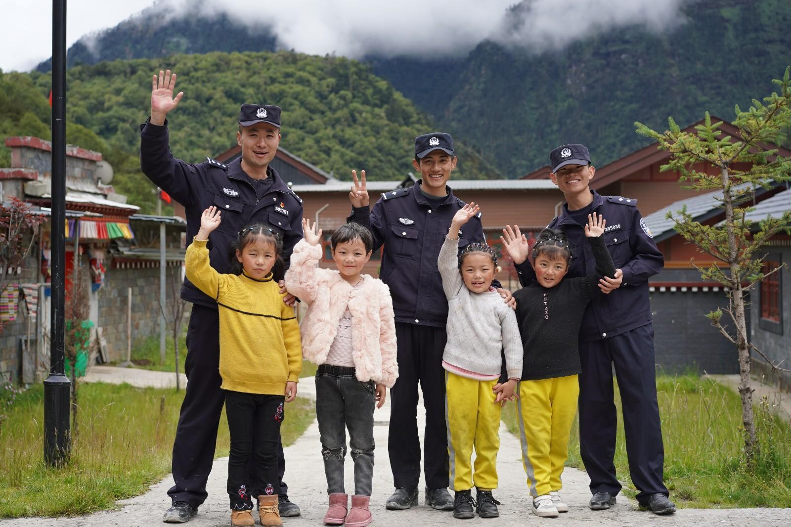 5 圖為玉麥邊境派出所民警在轄區(qū)走訪期間，與轄區(qū)兒童合影.jpg