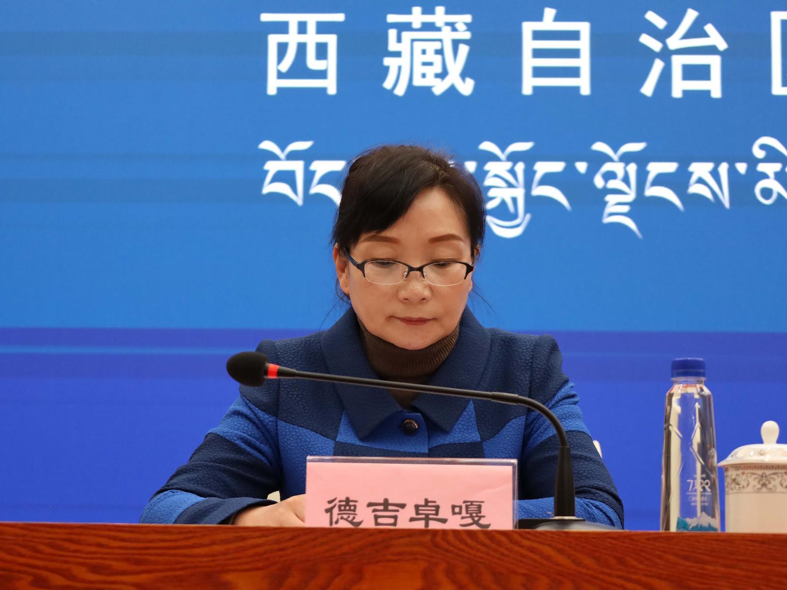 主持人：區(qū)黨委宣傳部副部長,、區(qū)政府新聞辦主任 德吉卓嘎.JPG