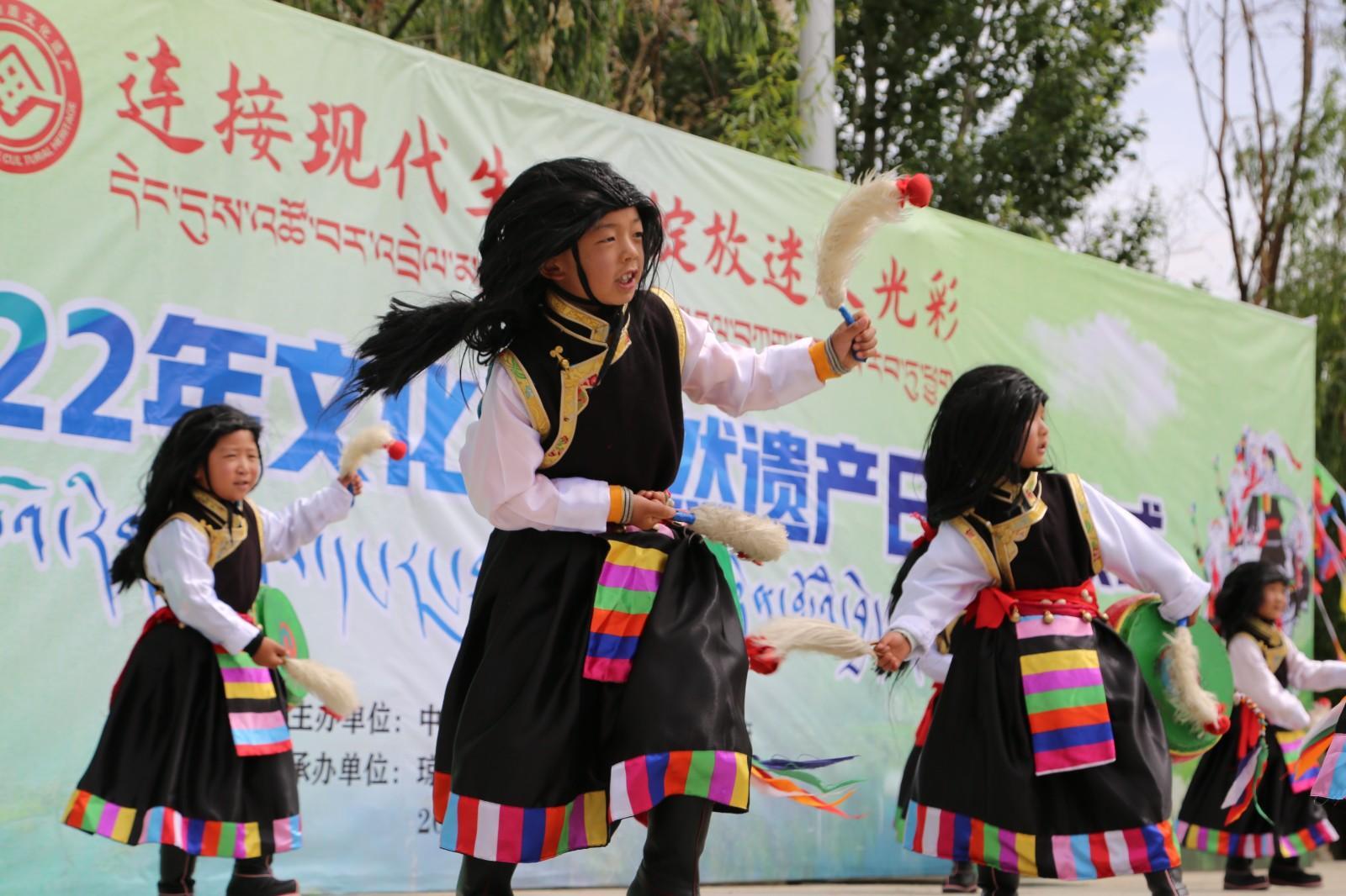 圖為久河村雙語幼兒園幼兒正在表演《久河卓舞》.JPG