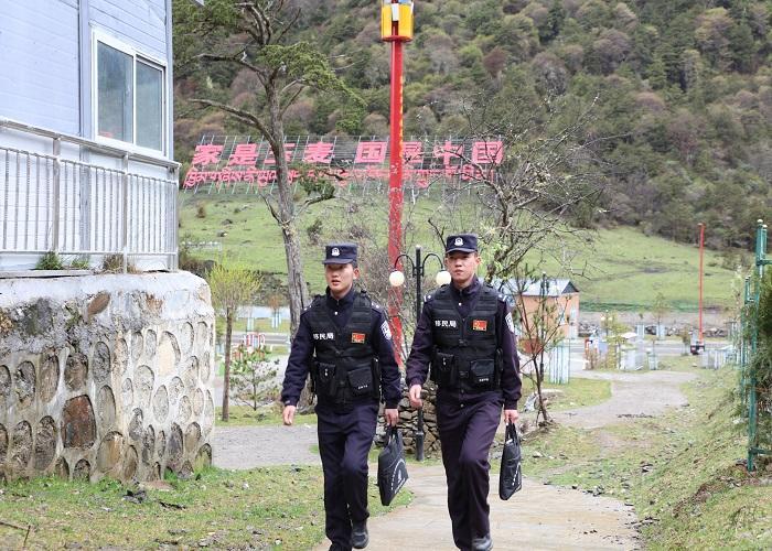 圖為玉麥邊境派出所民警正在對其所負責(zé)網(wǎng)格區(qū)域進行走訪.JPG