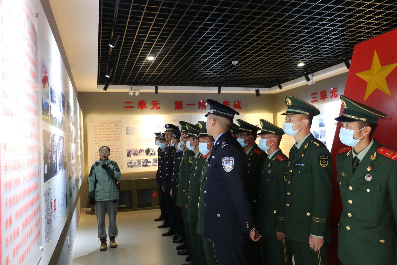 5 圖為錯那邊境檢查站民警與錯那縣武警中隊官兵共同在對印自衛(wèi)反擊戰(zhàn)前沿指揮所舊址陳列館瞻仰革命先烈的光榮事跡,，重溫對敵斗爭的光輝歷史   李啟書  攝.jpg