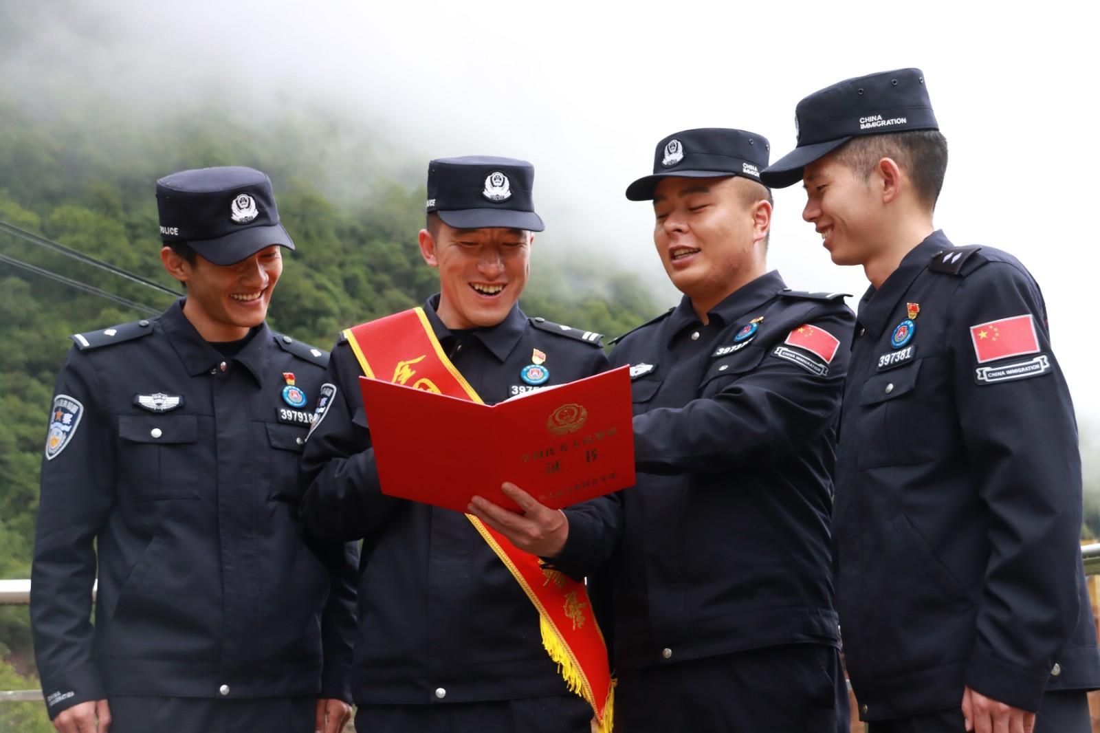 圖為“全國(guó)優(yōu)秀人民警察”王微教導(dǎo)員為民警宣講.JPG