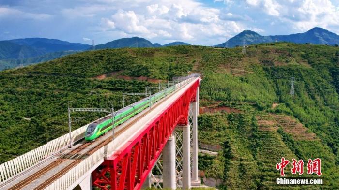 資料圖：中老鐵路“復興號”列車通過元江特大橋。 楊紫軒 攝