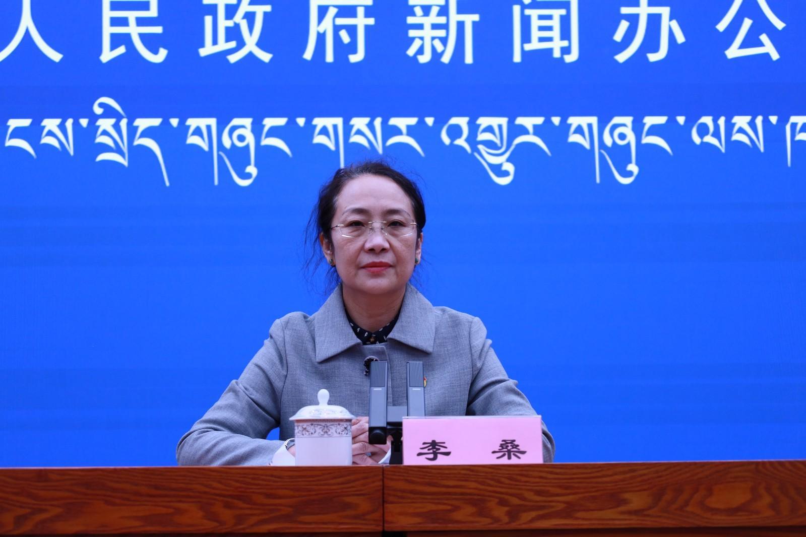 新聞發(fā)言人：自治區(qū)政府副秘書長(zhǎng)、一級(jí)巡視員婦兒工委副主任李桑.jpg