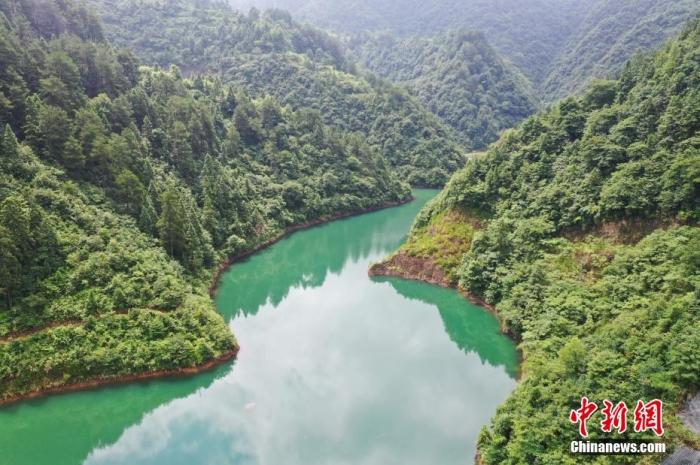 資料圖：圖為貴州劍河縣岑松鎮(zhèn)南岑水庫的山水風(fēng)光,。 楊家孟 攝