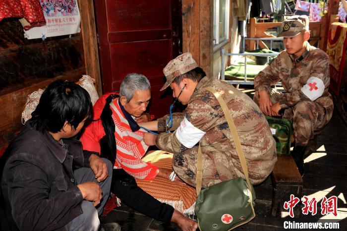 資料圖為墨脫邊防官兵為行動不便的民眾免費巡診,。　馬軍供圖