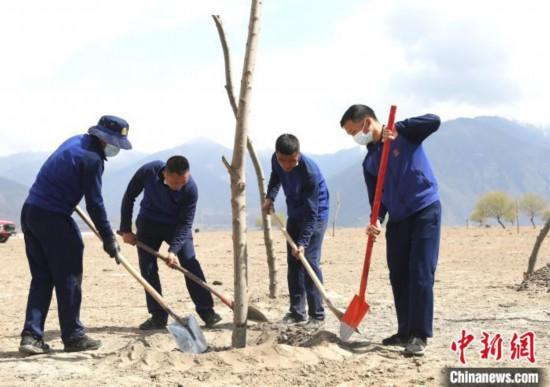 林芝市巴宜區(qū)森林消防中隊(duì)志愿服務(wù)隊(duì)正在平坑,。　西繞拉翁 攝